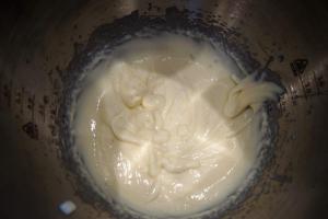 7) 500ml Milch mit der backfesten Vanille-Pudding Creme aufschlagen