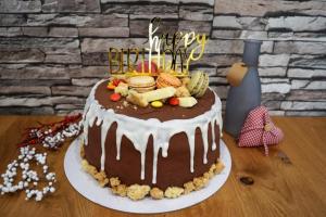 16) Drip auftragen und die Torte nach Belieben dekorieren