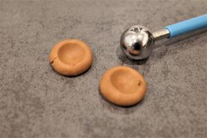 7) 2 kleine runde Kugeln formen, mit einem Ball-Tool eine Vertiefung machen
