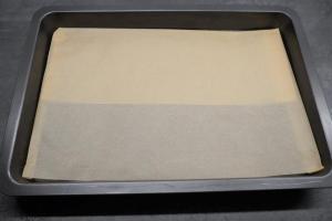 1) Backblech mit Backpapier auslegen und den Ofen vorheizen