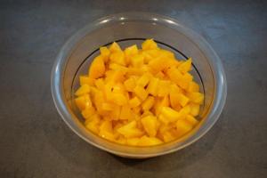 5) Pfirsiche klein schneiden