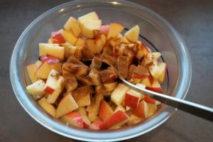 5) Äpfel waschen, entkernen, klein schneiden. Zimt und Vanille-Extrakt unterrühren