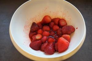 2) Erdbeeren auftauen, frische Erdbeeren waschen
