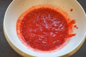 3) Erdbeeren pürieren und mit Agar-Agar aufkochen lassen