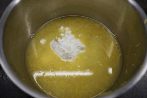8) Zitronensaft, -Schale, Zucker und Stärke in einen Topf...