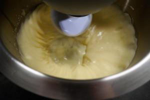 10) Eier schaumig schlagen, die Zitronen-creme hinzugeben
