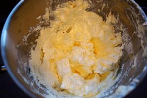 7) Swiss-Meringue Buttercreme herstellen, weiche Butter unterrühren