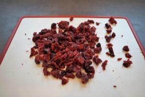 1) Cranberries klein schneiden. Backofen auf 170°C vorheizen