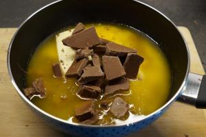 2) Zerkleinerte Nougat-Schokolade hinzugeben