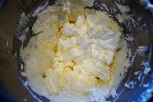 9) Vor dem Schichten die Buttercreme herstellen. In einen Spritzbeutel geben