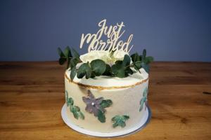 26) Zum Schluss die Torte mit Blumen und Cake Topper dekorieren