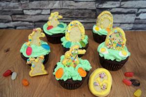 9) Cupcakes mit Plätzchen und Haribo dekorieren