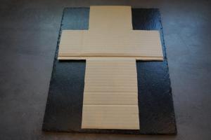 3) Eine Schablone aus Pappe basteln