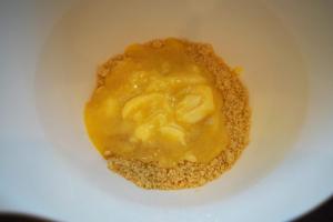 5) Flüssige Butter zu den gemahlenen Keksen geben