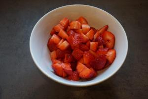 7) Erdbeeren waschen und klein schneiden