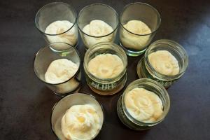 7) Frischkäse-Creme in einen Spritzbeutel füllen und auf die Gläser verteilen
