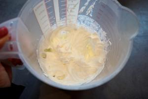 10) Sahne mit etwas Vanille-Zucker,  Vanille-Extrakt & Sanapart aufschlagen