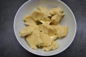 5) In der Zwischenzeit Marzipan und Butter erwärmen