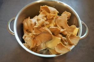 2) Butter und Erdnussbutter in einem Topf zum schmelzen bringen