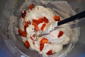 9) Unter die restliche Creme Erdbeeren heben