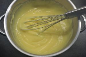 5) Danach den Vanille-Pudding zubereiten und kurz abkühlen lassen