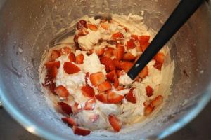 9) Die Erdbeer-Creme mit den frischen Erdbeeren herstellen
