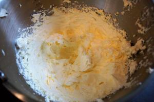 11) Die Buttercreme machen und in einen Sprizbeutel füllen