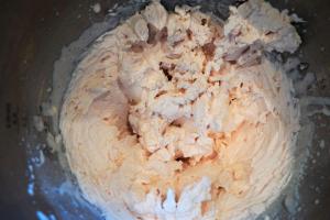 6) Die Johannisbeer-Frischkäse Creme zubereiten