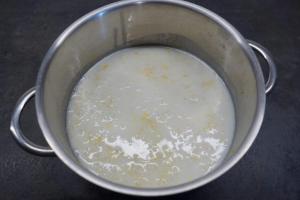 6) Die restliche Milch mit Zitronensaft und -Schale aufkochen lassen, Pudding hinzugeben