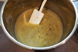 9) Stachelbeeren in einen Topf geben und mit den anderen Zutaten ein Kompott kochen