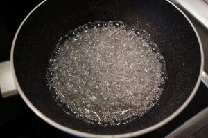 8) Für das Karamell Zucker und Wasser in einen Topf geben, verrühren und erhitzen bis der Zucker aufgelöst ist