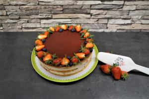 21) Die Torte mit halbierten Erdbeeren, Rosmarin und Heidelbeeren dekorieren