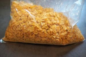 4) Cornflakes zerkleinern (am besten in einem Gefrierbeutel)