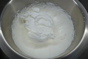 7) Eiweiß mit etwas Salz steif schlagen, danach den Zucker einrieseln lassen