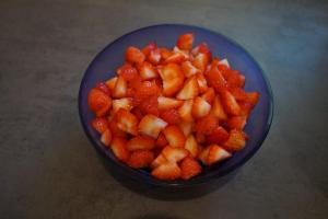 13) Danach Erdbeeren waschen und klein schneiden