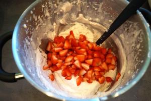 14) Die Hälfte der Erdbeer-Creme in eine Schüssel geben, Erdbeeren unterrühren