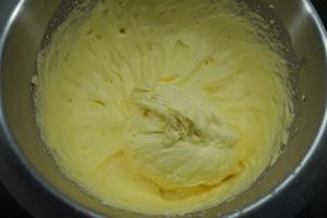 12) Paradiescreme und Sahne aufschlagen, um die Vanille-Creme zuzubereiten