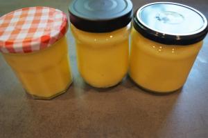 2) Das Lemon Curd in Gläser füllen und kühl stellen