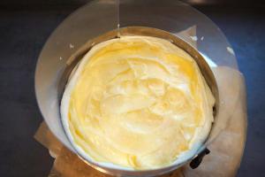 13) ... Rand aus Buttercreme spritzen, Zitronen-Creme verteilen, oben Lemon Curd mit Creme vermengen