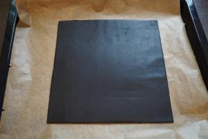 2) 25cm x 25cm aus schwarzem Fondant zuschneiden, ggf. eine Pappe mit Fondant umwickeln