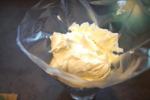 9) Buttercreme herstellen und in einen Spritzbeutel mit Lochtülle füllen