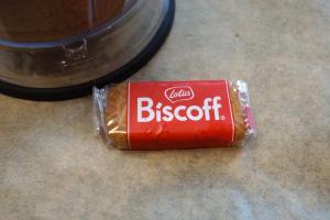 2) Biscoff Kekse in einen Mixer geben