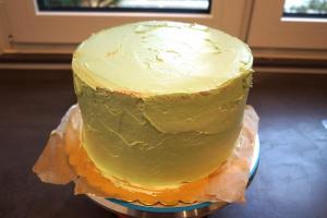 28) Buttercreme in Mint-Grün einfärben, Torte einstreichen und glätten