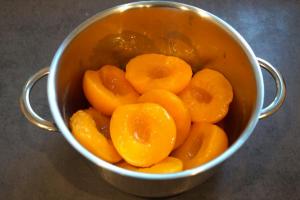 1) Für die Fruchteinlagen Pfirsiche pürieren