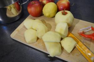 2) Äpfel waschen, schälen, entkernen und in Stücke schneiden