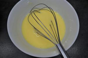 5) Vanille-Pudding Pulver mit Wasser anrühren, dann zu dem Apfelkompott...