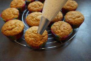 7) Die Creme auf die Muffins spritzen