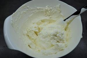 11) Quark, Frischkäse und Vanille-Paste verrühren. Etwas davon unter die Gelatine geben.