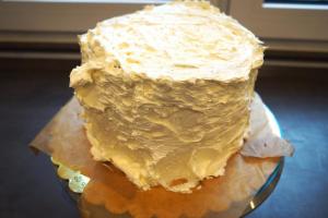 19) Die Torte mit Buttercreme einstreichen