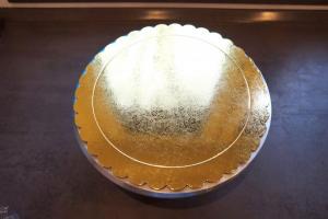 5) Eine Tortenplatte mit einem Cakeboard vorbereiten